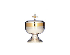 Smooth silver ciborium of 15.5 cm. tall with golden details
