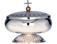 Smooth silver ciborium with decorated lid and foot