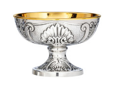 Silver paten with elements in relief