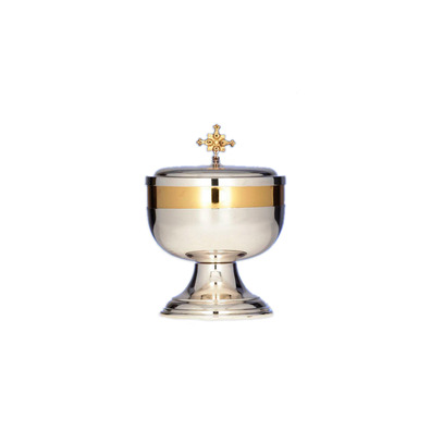 Smooth silver ciborium of 15.5 cm. tall with golden details