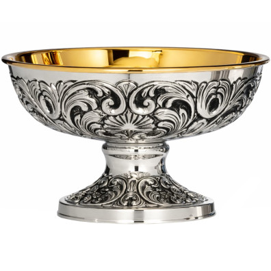 Silver paten with embossed exterior decoration