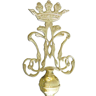 Golden entandarte holder wand with insignia of Mary