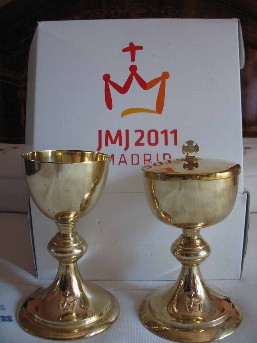 Chalice and ciborium commemorating WYD Madrid 11
